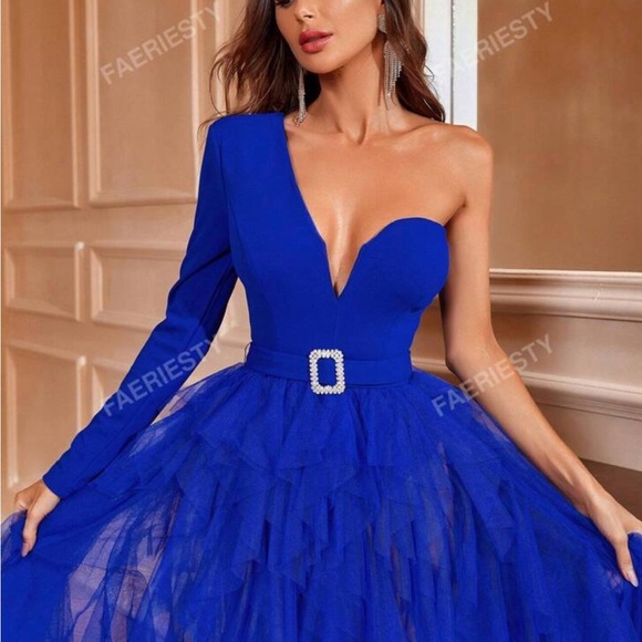 One shoulder long sleeve dress for sale. Very elegant and classy. Size 8 - Picture 3 of 6